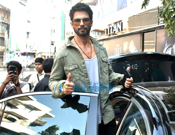 shahid kapoor snapped after a photoshoot in bandra 2