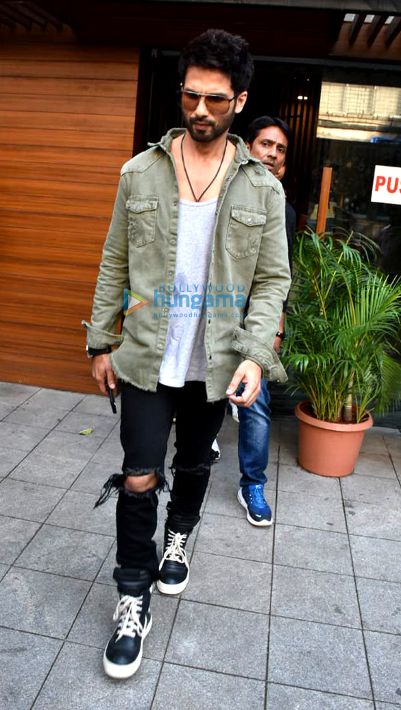 shahid kapoor snapped after a photoshoot in bandra 3