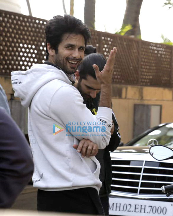 shahid kapoor spotted in juhu 5 2