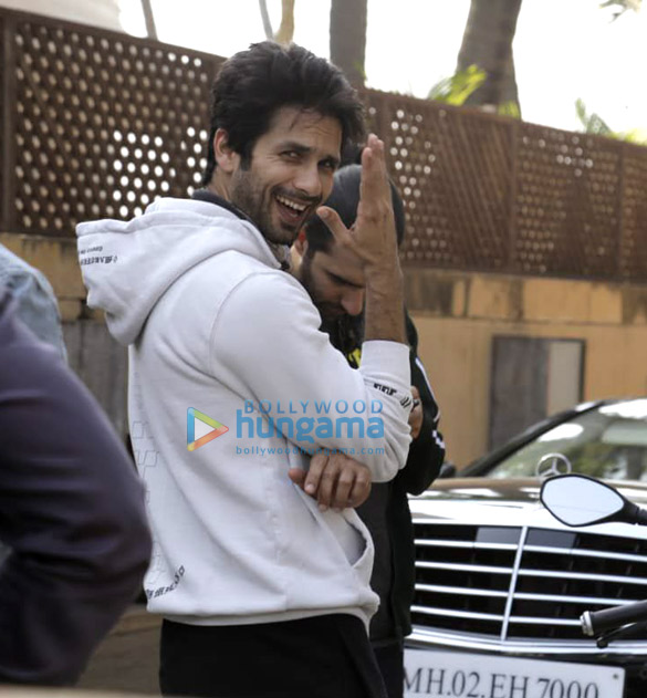 shahid kapoor spotted in juhu 6 2