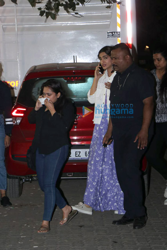 sonam kapoor ahuja spotted on location of a shoot in andheri 5