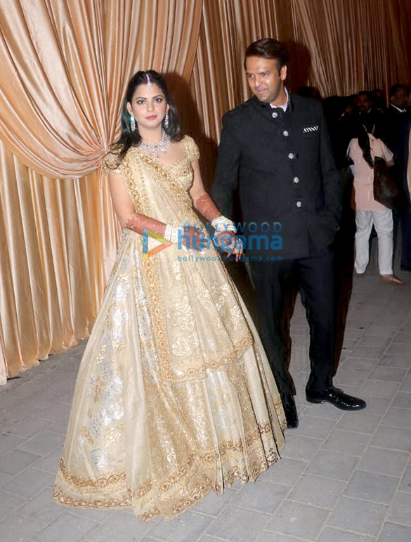 the ambani family arrives at isha ambani anand piramal wedding reception at reliance jio garden 5