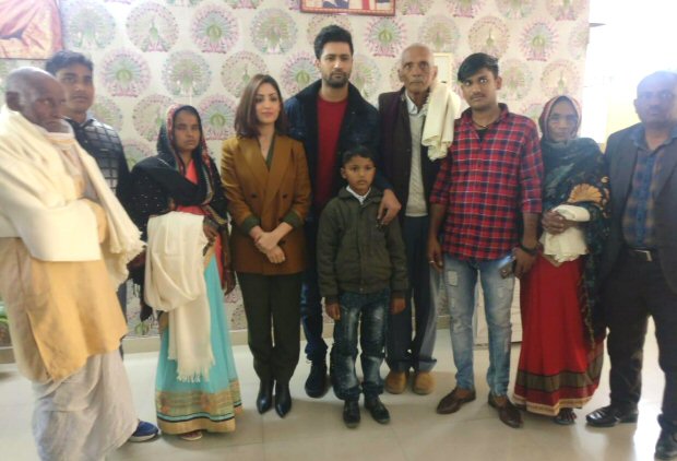 Vicky Kaushal and Yami Gautam meet the families of URI martyrs in Lucknow