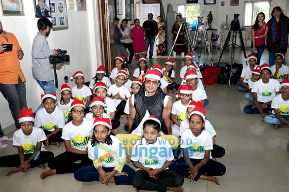vidyut jammwal celebrates christmas with kids at smile foundation at mahakali andheri 5