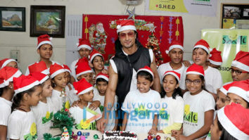 Vidyut Jammwal celebrates Christmas with kids at Smile Foundation at Mahakali, Andheri