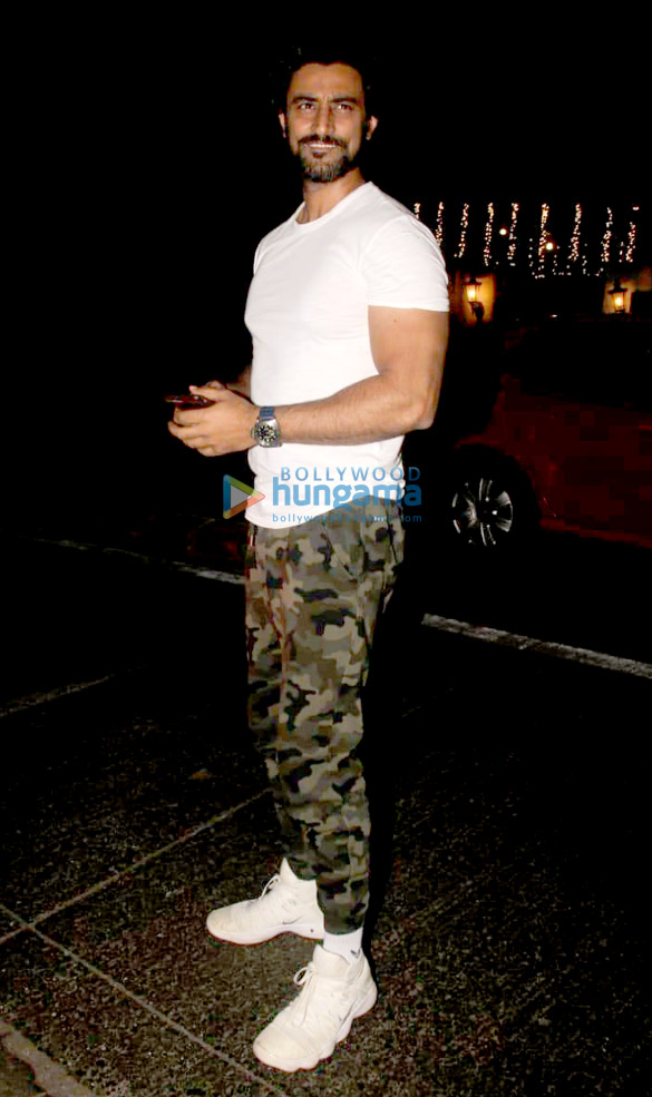 aditya roy kapur and kunal kapoor snapped at hakims aalim salon in bandra 2