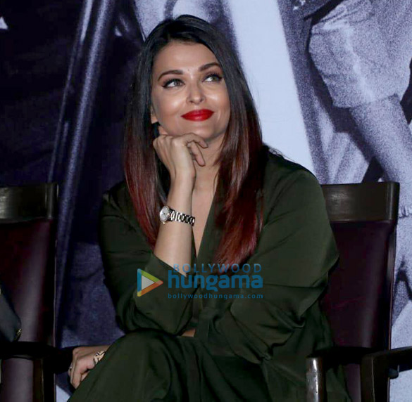 aishwarya rai bachchan snapped at mumbai moment 2019 calendar launch 5