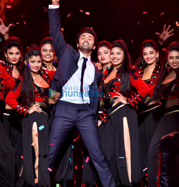 akshay kumar ajay devgn ranveer singh ranbir kapoor and others grace umang 2019 3