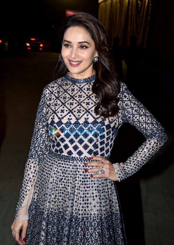 akshay kumar ajay devgn ranveer singh ranbir kapoor and others grace umang 2019 42