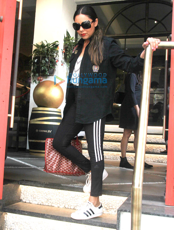 gauri khan spotted at sanchos restaurant in bandra 2