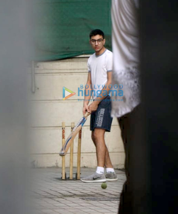 ibrahim ali khan playing cricket at home in juhu 1