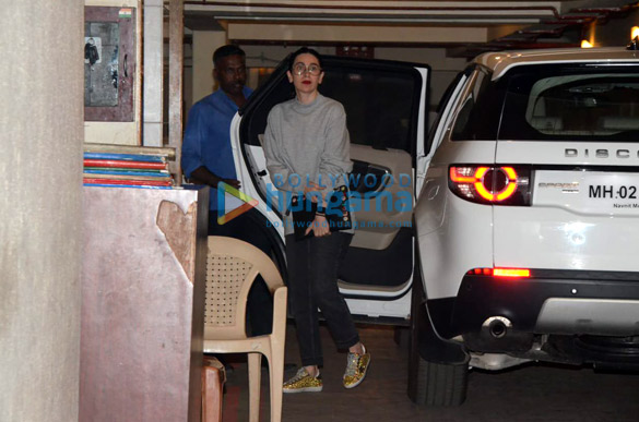 karisma kapoor and amrita arora spotted at kareena kapoor khans house 3