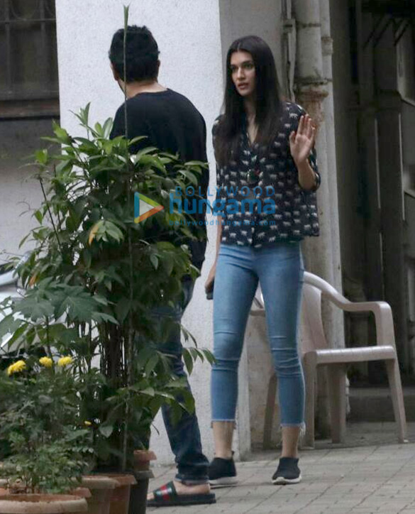 Kartik Aaryan and Kriti Sanon spotted at Maddock Films’ office Kartik Aaryan and Kriti Sanon spotted at Maddock Films’ office