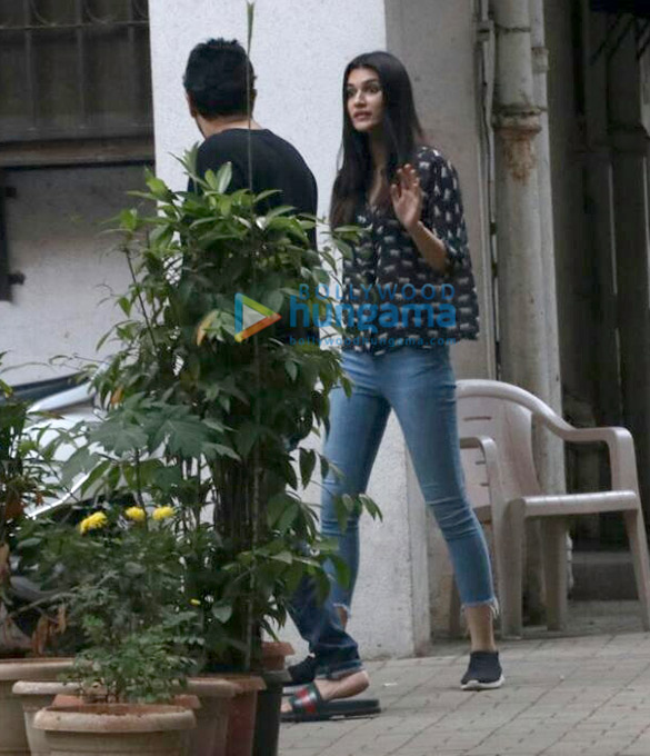 kartik aaryan and kriti sanon spotted at maddock films office 6