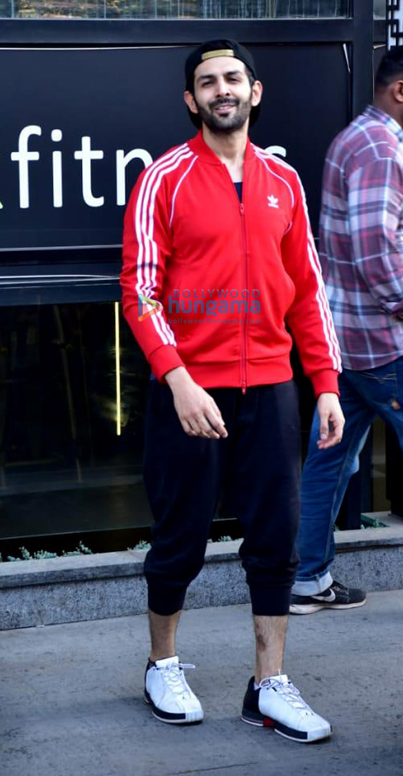 kartik aaryan spotted outside the gym in juhu 1