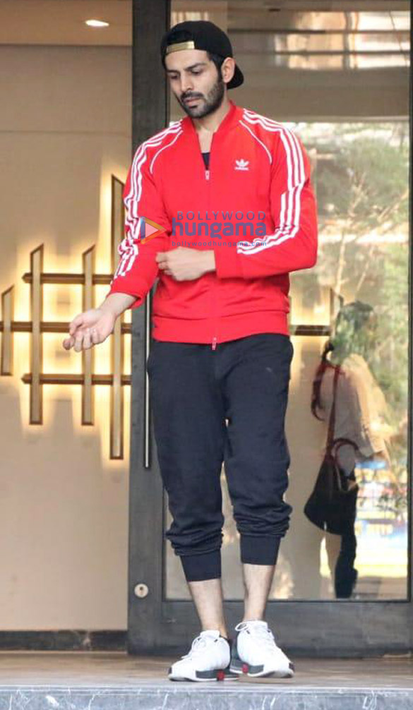 kartik aaryan spotted outside the gym in juhu 2