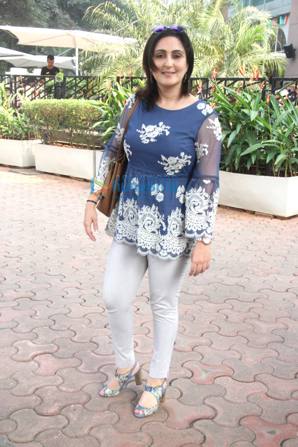 raj babbar snapped with family at yauatcha in bkc 5