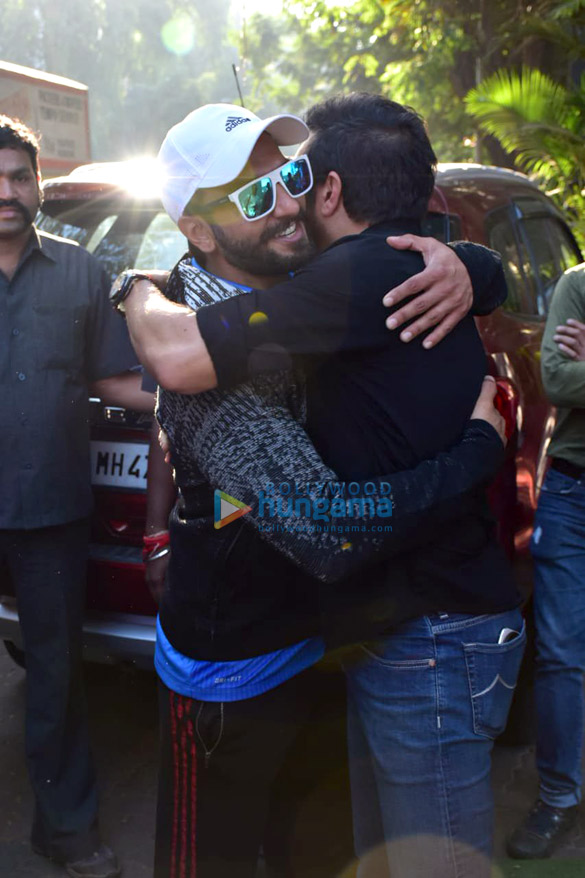 ranveer singh and kabir khan spotted at jvpd ground in juhu 5
