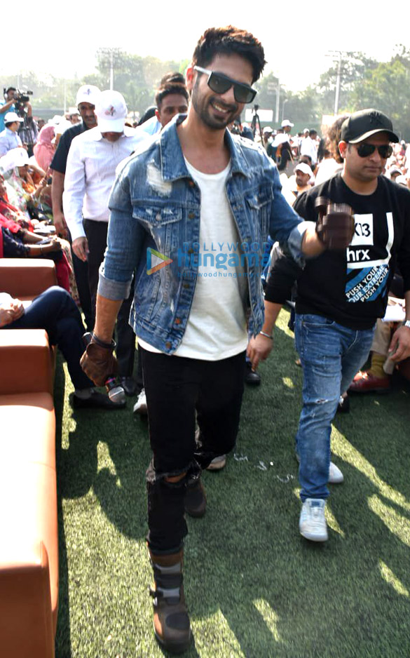 shahid kapoor snapped at the guiness world record attempt for the largest human formation in the shape of helmet attempt 3