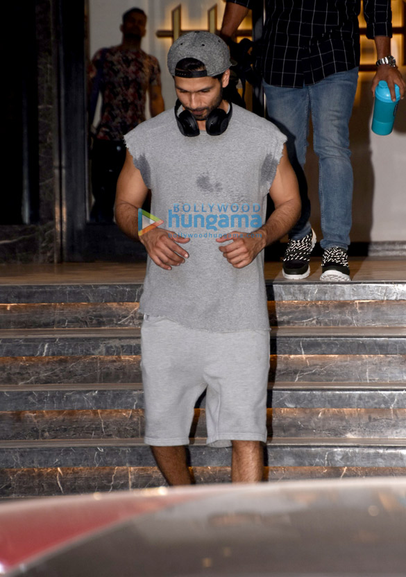 shahid kapoor spotted outside the gym 1 2