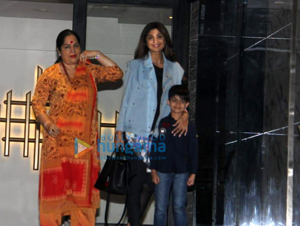 shilpa shetty snapped with family in juhu 1