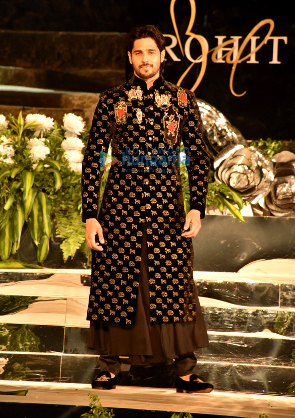 sidharth malhotra and diana penty walk the ramp for designer rohit bal at the blenders pride fashion tour 2019 2