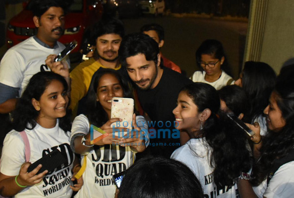 sidharth malhotra snapped meeting fans on his birthday 4