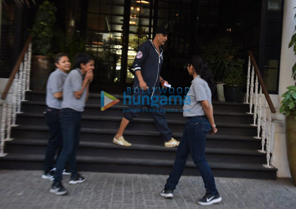 akshay kumar and twinkle khanna snapped at soho house juhu 4 3