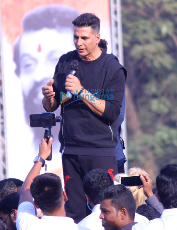 akshay kumar visits a school in thane for an event 2