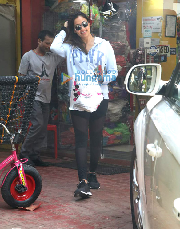 bipasha basu spotted at party hunterz store in bandra 2