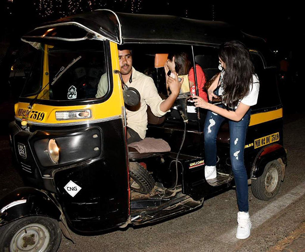 Sara Ali Khan hides her face during her rickshaw ride with Ananya Pandey and it has left us wondering about the reason!