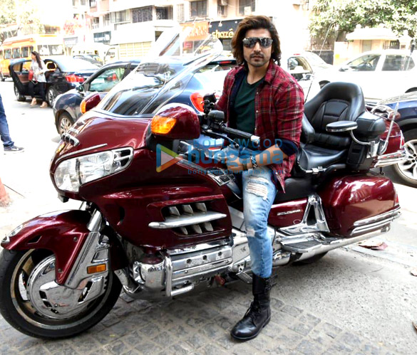 gurmeet choudhary snapped on his birthday with his wife 4