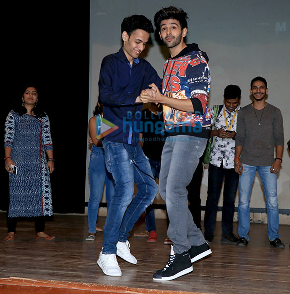kartik aaryan snapped promoting his film luka chuppi at national college 3
