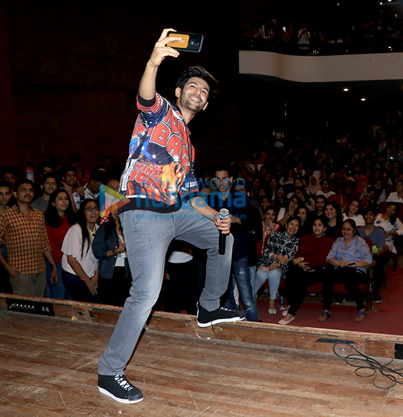kartik aaryan snapped promoting his film luka chuppi at national college 5