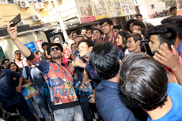 kartik aaryan snapped promoting his film luka chuppi at national college 6