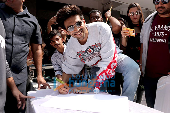 kartik aaryan unveil new song photo from luka chuppi at mithibai college 2