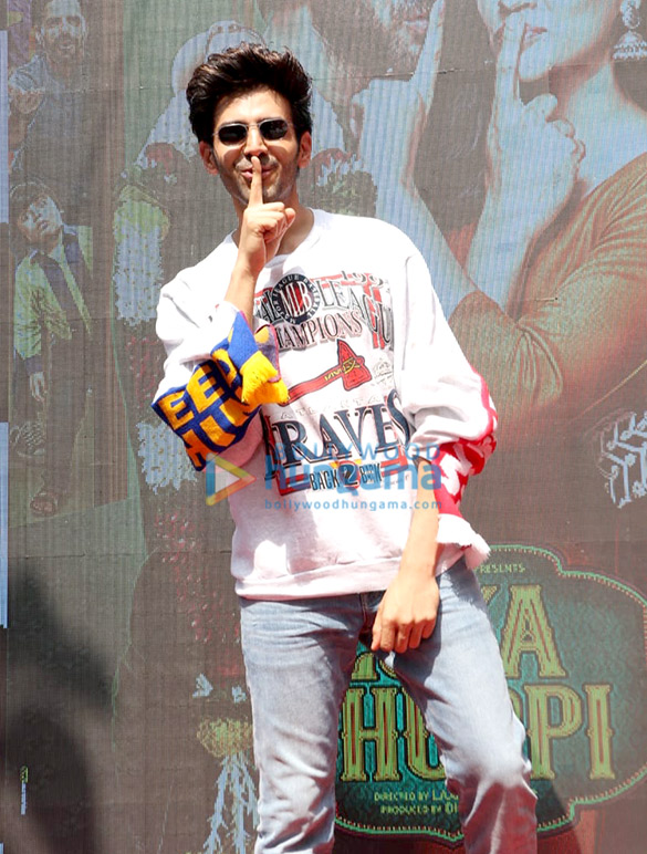 kartik aaryan unveil new song photo from luka chuppi at mithibai college 4