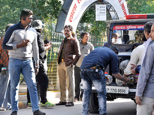 Nawazuddin Siddiqui's fan pulls out a scary stunt on the actor, gets nabbed by the police Nawazuddin Siddiqui's fan pulls out a scary stunt on the actor, gets nabbed by the police