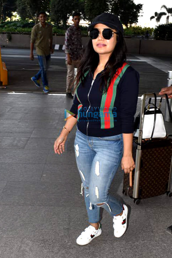pooja hegde and neha kakkar snapped at the airport 4