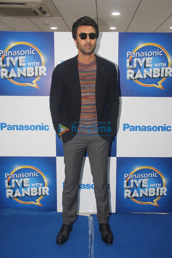 ranbir kapoor snapped during meet and greet session at panasonic vijay sales store in mumbai 3