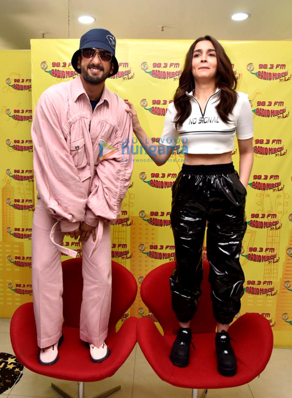 ranveer singh and alia bhatt snapped promoting gully boy at the 98 3 fm radio mirchi office 1