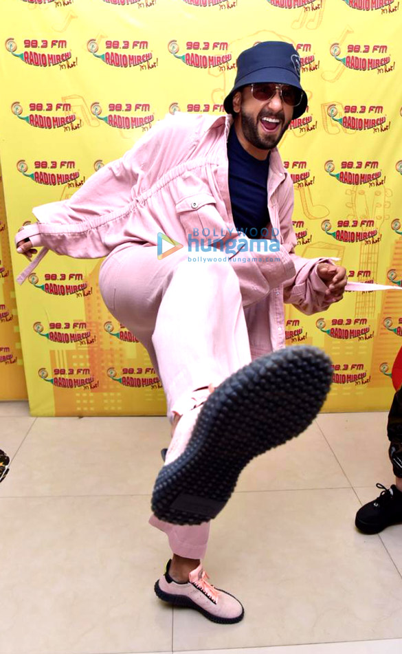 ranveer singh and alia bhatt snapped promoting gully boy at the 98 3 fm radio mirchi office 4