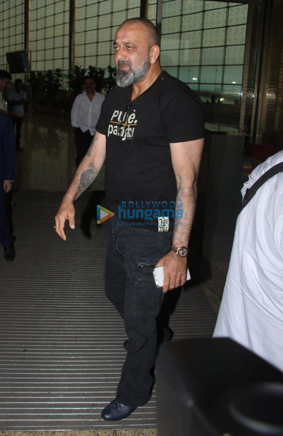 Sanjay Dutt, Disha Patani and others snapped at the airport Sanjay Dutt, Disha Patani and others snapped at the airport