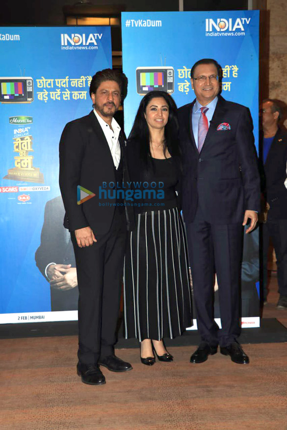 shah rukh khan snapped at india tv studio 4