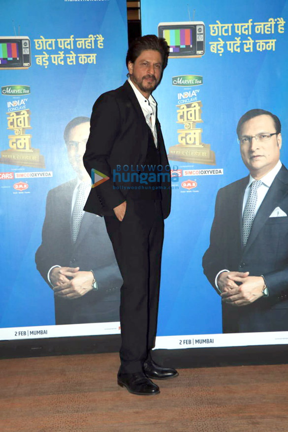 shah rukh khan snapped at india tv studio 6