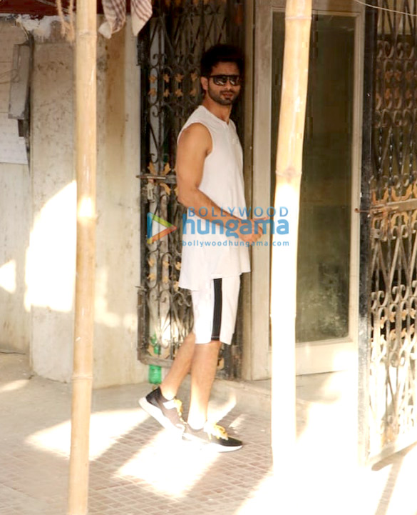 shahid kapoor snapped at the gym 3 5