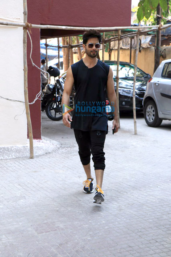 shahid kapoor spotted outside the gym in bandra 2