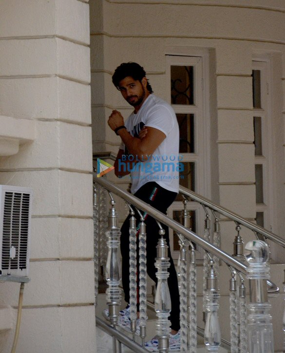 Sidharth Malhotra and Parineeti Chopra spotted at Ekta Kapoor’s house in Juhu