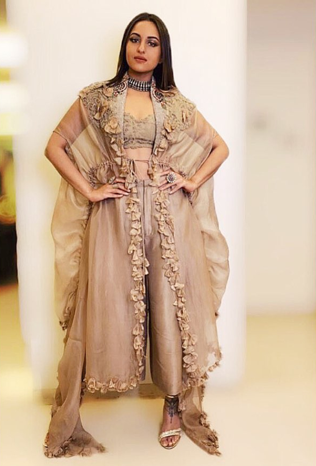 Sonakshi Sinha in Anamika Khanna for a wedding (2)