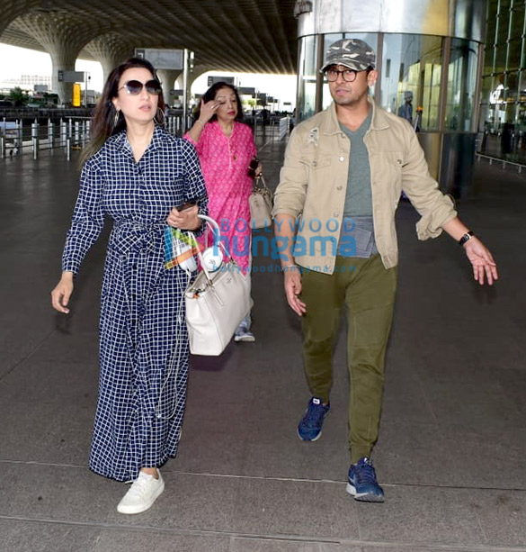 sonu nigam snapped with his family at the airport 2